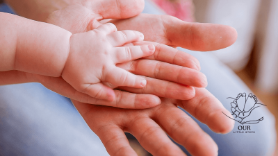 Baby reaching developmental milestones from 0 to 6 months, smiling and crawling